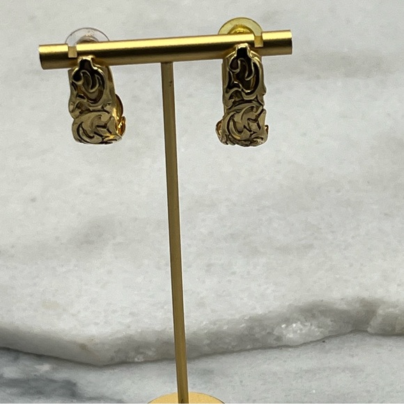 Floral Engraved Pattern on Gold Oval Hoop Earrings - Picture 9 of 12